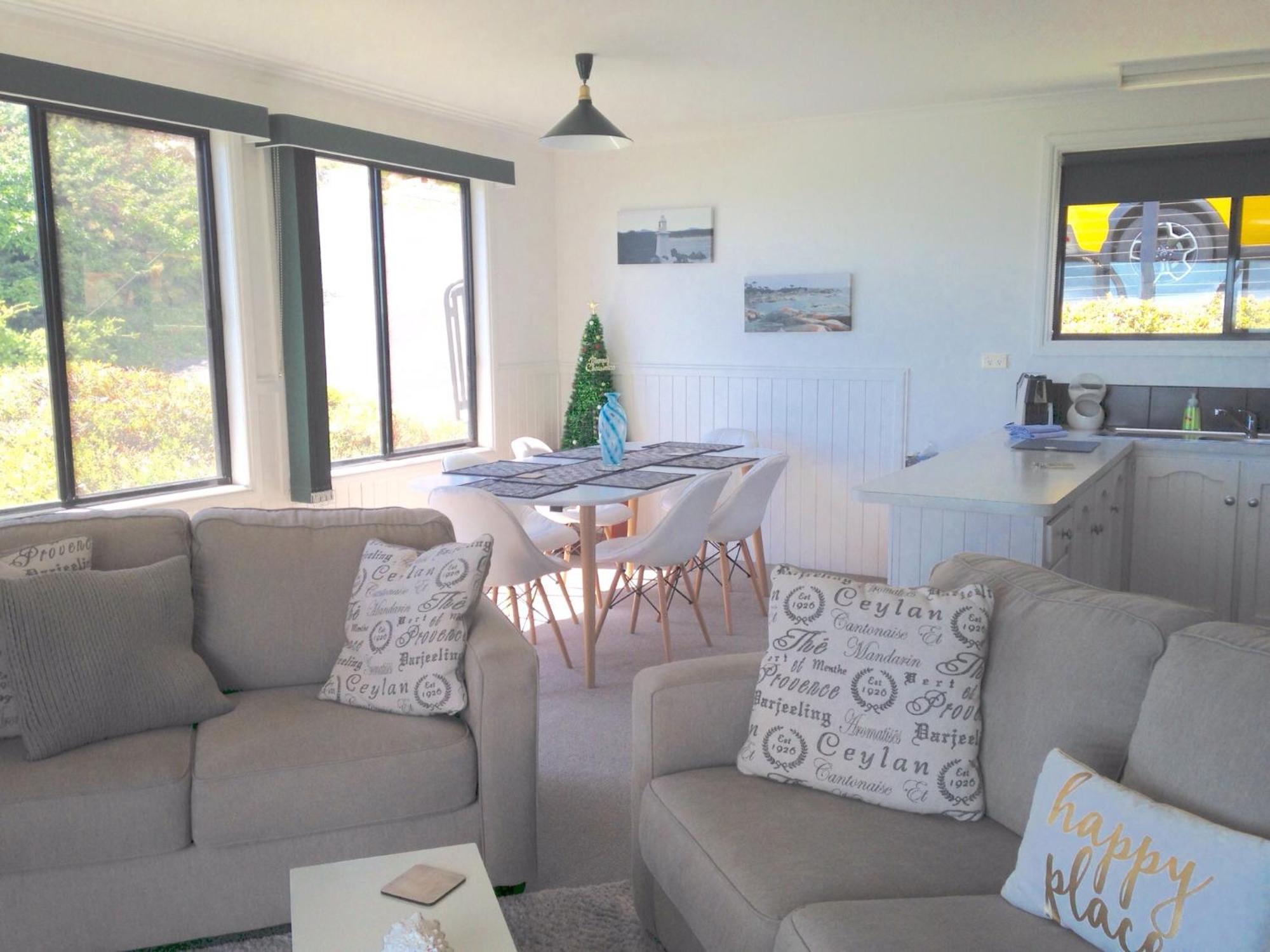 Kingfisher Cottage Beachfront At The Binalong Bay Bagian luar foto