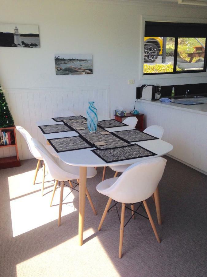 Kingfisher Cottage Beachfront At The Binalong Bay Bagian luar foto